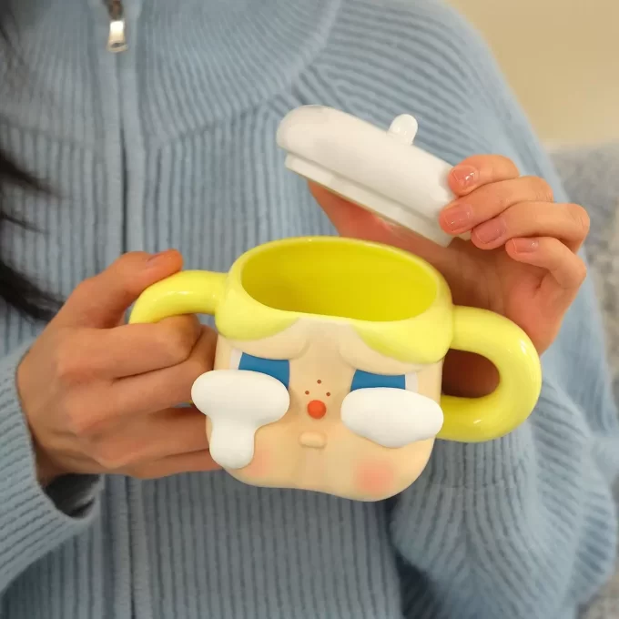 CRYBABY Sad Club-serien – Keramikmugg (gyllene)