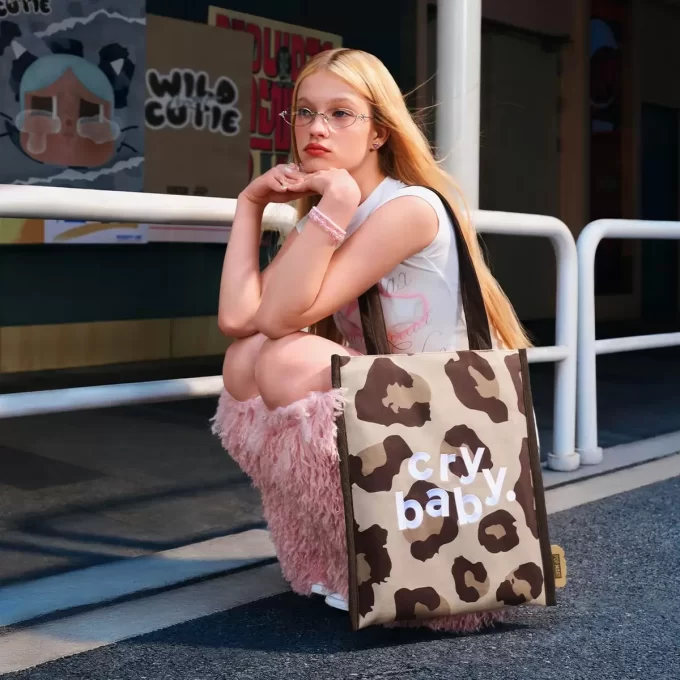 CRYBABY Wild But Cutie-serien – Axelväska