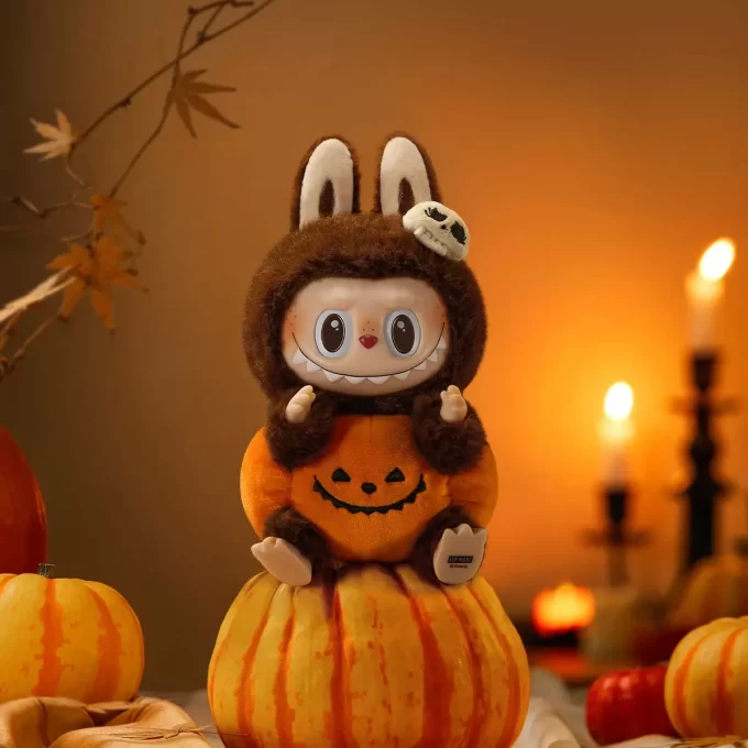 Happy Halloween Party-serien – Sittande pumpa i vinyl med plyschhänge
