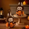 Happy Halloween Party-serien – Sittande pumpa i vinyl med plyschhänge
