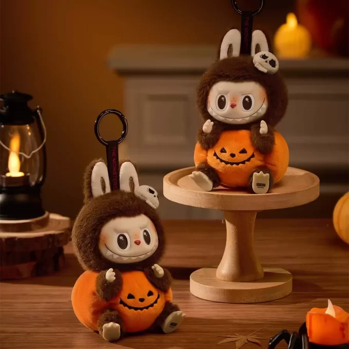 Happy Halloween Party-serien – Sittande pumpa i vinyl med plyschhänge