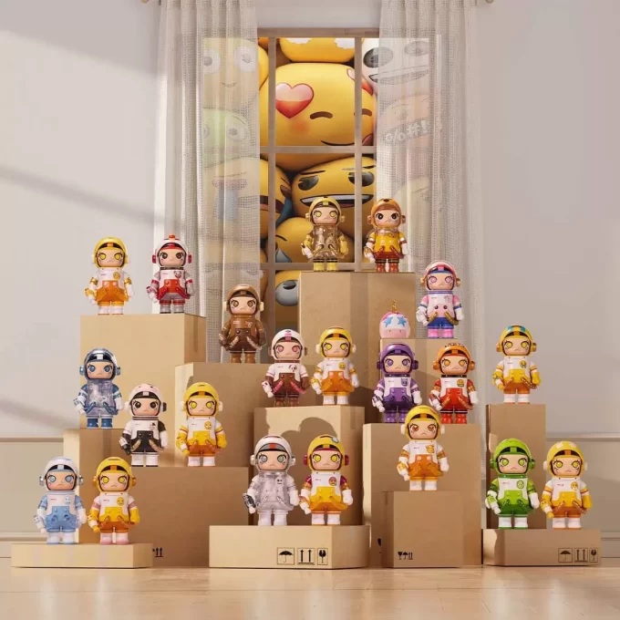 MEGA SPACE MOLLY 100% × Emoji™-serien