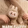 Varm fluffig julserie – LABUBU plyschhalsduk